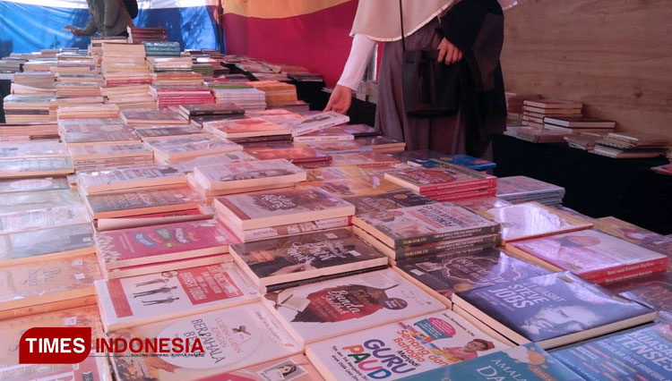 Suasana Bazar Buku Murah Trenggalek (FOTO: Sisca Ainun Nissa/AJP TIMES Indonesia)