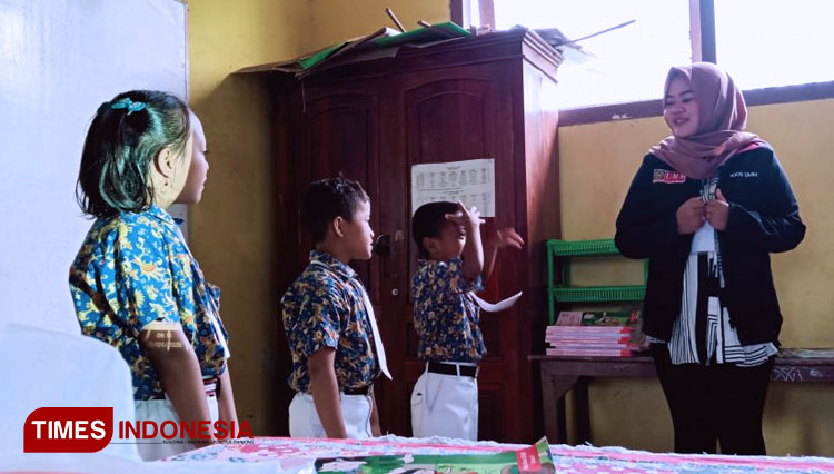 Mahasiswa KKN 07 UMM Ajarkan Siswa SD Cuci Tangan. (FOTO: AJP TIMES Indonesia)