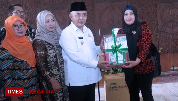 Bupati Malang, Drs HM Sanusi MM saat memberikan secara simbolis bantuan masker. (Foto: Humas Pemkab Malang for TIMES Indonesia)