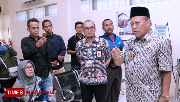 ​Bupati Lamongan, Fadeli, berdialog dengan warga Lamongan saat sidak ke kantor Disdukcapil Lamongan, Kamis, (13/2/2020). (Foto: Ardiyanto/TIMES Indonesia)