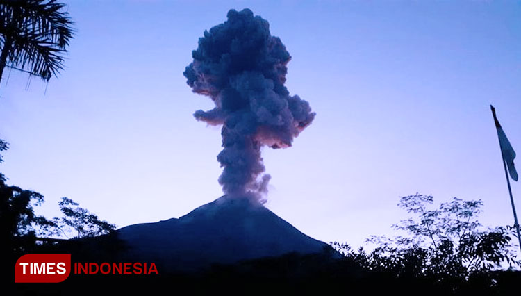 Gunung Merapi mengalami erupsi Kamis pagi. (FOTO: Istimewa/TIMES Indonesia)
