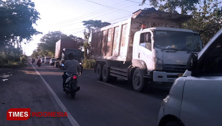 Kendaraan barang yang nelintas di jalan nasional yang berada di Kecamatan Bungah. (Foto: Akmal/TIMES Indonesia)