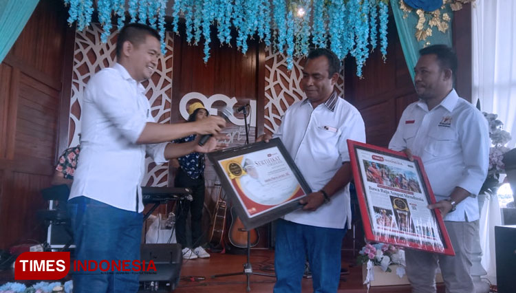 Direktur TIMES Indonesia Kiagus Firdaus (kiri) menyerahkan piagam penghargaan Anugerah TIMES Indonesia kepada Bupati Raja Ampat Abdul Faris Umlati di AFU Dive Resort, Papua Barat, Selasa (12/2/2020). (Foto: Muliyansah/TIMES Indonesia)