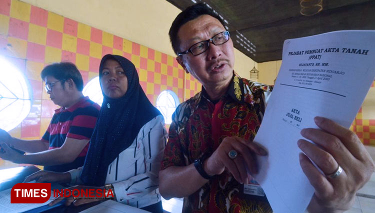  Peter Susilo selalu kuasa hukum Anton menunjukkan bukti copy sertifikat pembelian tanah, Kamis (13/2/2020).(Foto : Candra Wijaya/TIMES Indonesia) 