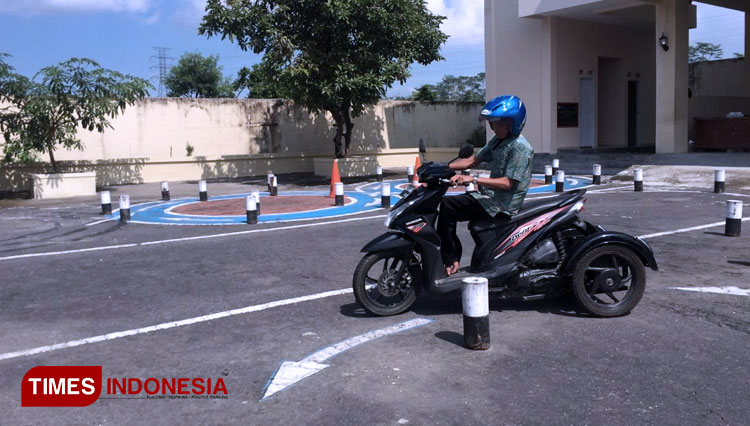 Penyandang Disabilitas sedang mengikuti ujian praktik SIM di Polres Blitar mengunakan sepeda motor modifikasi, Kamis (13/2/2020). (Foto: Sholeh/TIMES Indonesia) 