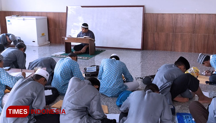 Puluhan santri sedang belajar di ruang yang belum sempurna, di ponpes Tahfidzul Quran Darul Hijrah Taman Dayu Pasuruan, Kamis (13/22020). (FOTO: AJP TIMES Indonesia)