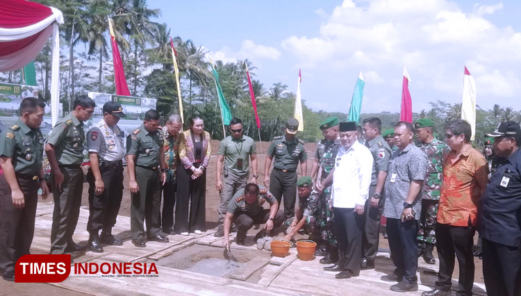 Pangdam V Brawijaya, Mayjen TNI R Wisnoe Prasetja Boedi, saat meletakan batu pertama pembangunan Rumah Prajurit Arbhana Residence. (foto: Binar Gumilang/TIMES Indonesia)