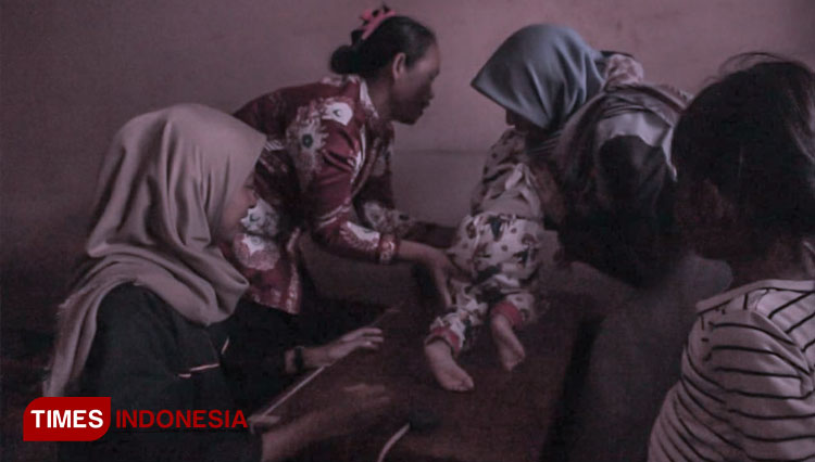 Mahasiswa KKN 29 UM Jember membantu pihak Puskesmas saat menimbang bayi dalam penyuluhan stunting di Desa Slateng. (Foto: Humas UM Jember/TIMES Indonesia)