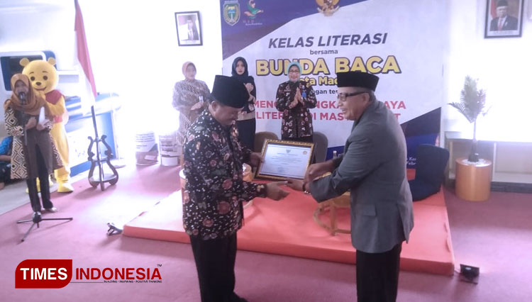 Kepala Dinas Perpustakaan dan Kearsipan Provinsi Jatim Abdul Hamid (kanan), saat menyerahkan penghargaan akreditas kepada Wali Kota Madiun (kiri) (foto: Pamula Yohar C/TIMES Indonesia)