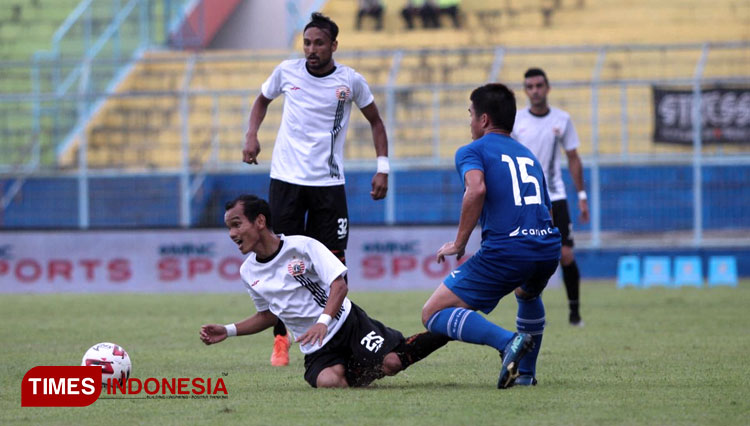 Pemain depan Persija, Riko Simanjuntak berduel dengan kapten Sabah Fa, Rawilson Batuil. (FOTO: Tria Adha/TIMES Indonesia)