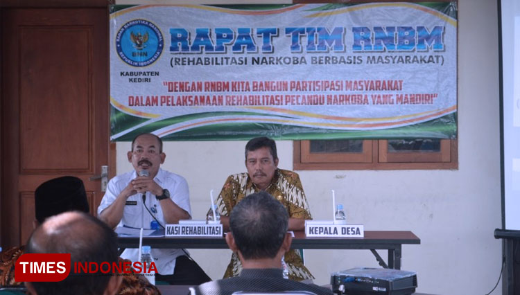 Kasi Rehabilitasi BNN Kabupaten Kediri pimpin rapat Tim RNBM Desa Gampeng. (FOTO: AJP/TIMES Indonesia)