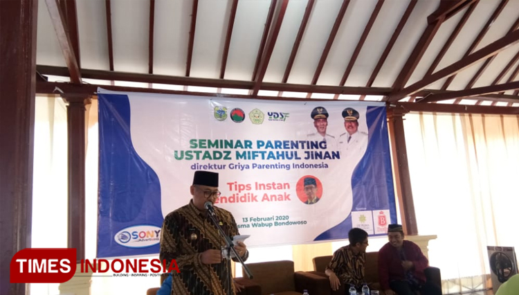 Wakil Bupati Bondowoso Irwan Bachtiar Rahmat saat memberikan sambutan dalam acara seminar parenting (FOTO: Moh Bahri/TIMES Indonesia).