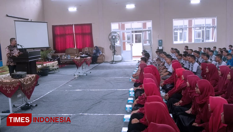 Karyawan PT WIKA berfose bersama para guru SMK 1 Palasah, seusai memberikan pemahaman tentang program WIKA Mengajar. Foto: Jaja Sumarja/TIME Indonesia.