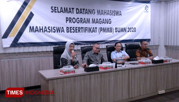 Ketua P2K UWG, Dra. Wiwin Purnomowati, MSi., saat memberikan kata sambutan di PT.  GARAM terkait mahasisw UWG dalam program Magang Mahasiswa. (FOTO: AJP TIMES Indonesia)