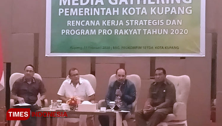 Walikota Kupang, Jefri Riwu Kore saat menyampaikan program kerja strategis Pemerintah Kota Kupang pada acara Media Gathering (Foto: Yohanis Tkikhau/Times Indonesia) 