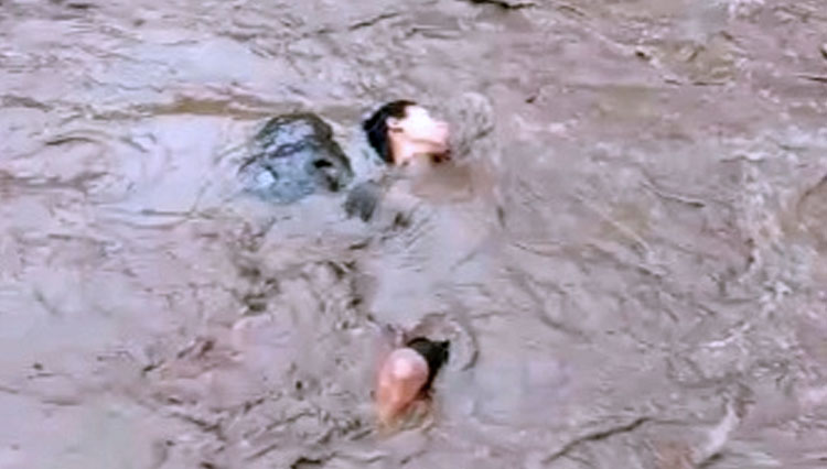 Tangkapan layar video akting mati terseret banjir. (foto: Istimewa)