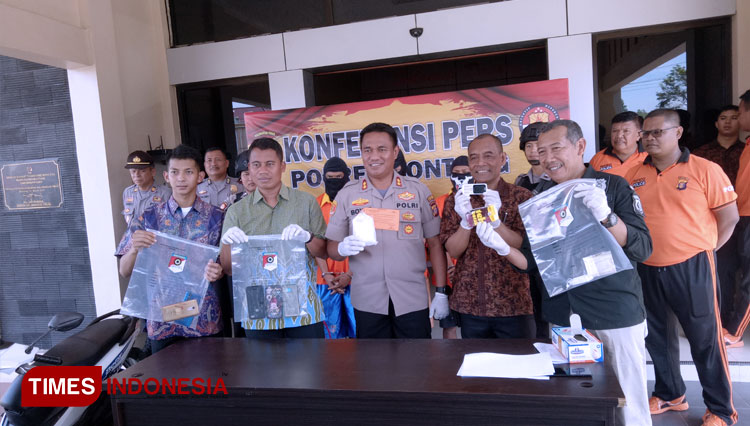 Kapolres Bontang, AKBP Boyke Karel Wattimena bersama jajaran polres Bontang memperlihatkan barang bukti (FOTO: Kusnadi/TIMES Indonesia)