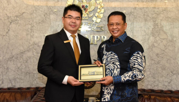 Ketua MPR RI Bambang Soesatyo (Bamsoet) saat menerima pengurus JCI Indonesia, di Ruang Kerja Ketua MPR RI, Jakarta. (FOTO: MPR RI).