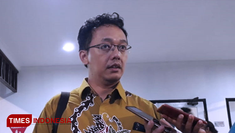 Komisioner Komisi Nasional Hak Asasi Manusia (Komnas HAM), Beka Ulung Hapsara, saat datang ke PT BSI. (FOTO: Syamsul Arifin/TIMES Indonesia)