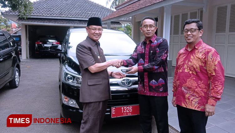 Bupati Majalengka, Karna Sobahi menghibahkan kendaraan operasional kepada Bawaslu Majalengka. (Foto: Jaja Sumarja/TIMES Indonesia)