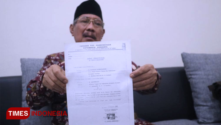 Mantan Ketua PKB Jatim Choirul Anam, menunjukkan surat persetujuan  yang diteken Sunarto Walikota Surabaya atau Dewan Pengurus YKP untuk Sartono Direktur YKP, Jumat (14/2/2020).(Foto : Lely Yuana/TIMES Indonesia) 