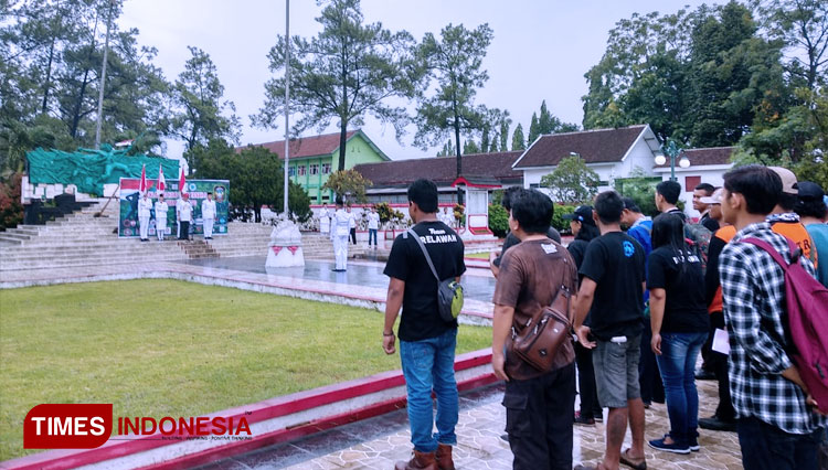 Pemuda Blitar mendeklarasikan Cinta Tanah Air di Taman Makam Pahlawan Kota Blitar, Jumat (14/2/2020) sore. (FOTO: Sholeh/TIMES Indonesia) 