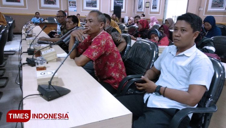 Para GTT dan PTT saat mengikuti hearing di Kantor DPRD Lamongan, Jumat (14/2/2020). (FOTO: MFA Rohmatillah/TIMES Indonesia)