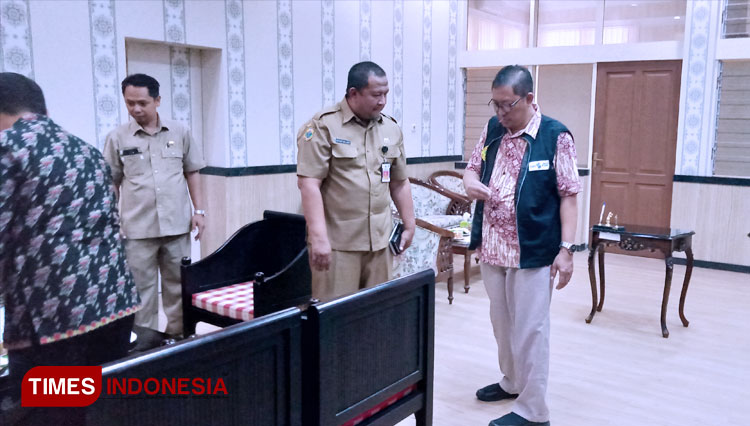 Sekretaris Daerah Kabupaten Bondowoso saat bertemu Kepala BKN Regional II, di Kantor Pemkab Bondowoso (FOTO: Moh Bahri/TIMES Indonesia).