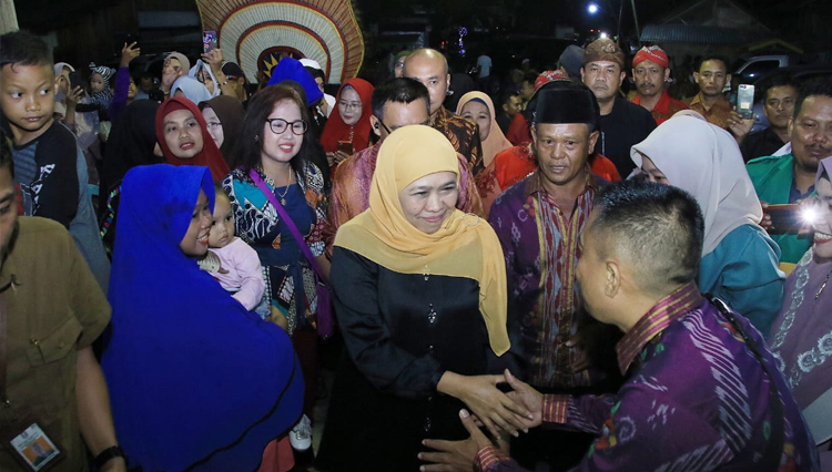 Gubernur Khofifah mendapat sambutan hangat saat bersilaturahmi bersama keluarga Jawa yang tinggal di Palu, Rabu (12/2/2020) malam, kemarin. (Foto : Dok.Humas Pemprov Jatim) 