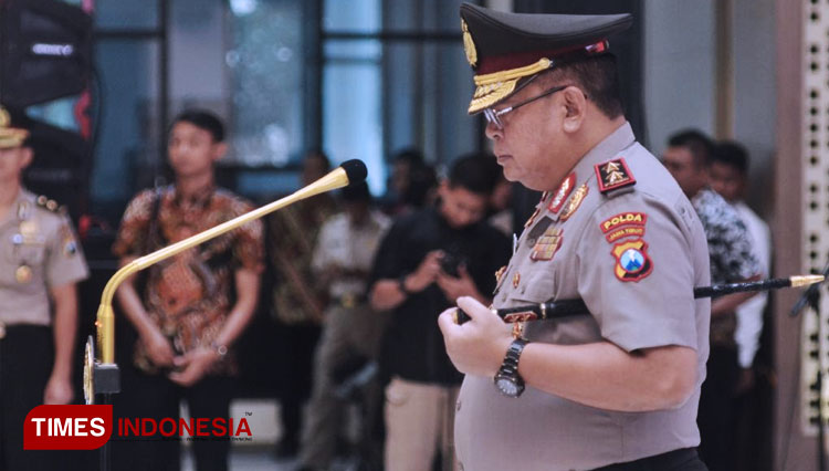 Kapolda Jatim Irjen Pol Luki Hermawan pimpin prosesi sertijab pejabat utama di Gedung Mahameru Polda Jatim, Jumat (14/2/2020).(FOTO: Candra Wijaya/TIMES Indonesia) 