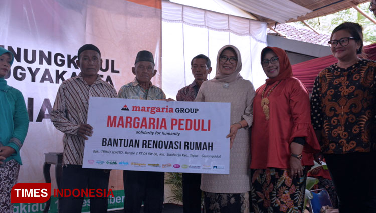 Dyah Suminar, pengusaha perempuan Yogyakarta ketika menyerahkan bantuan kepada warga kurang mampu dalam sebuah kegiatan beberapa waktu lalu. (FOTO: Istimewa/TIMES Indonesia)