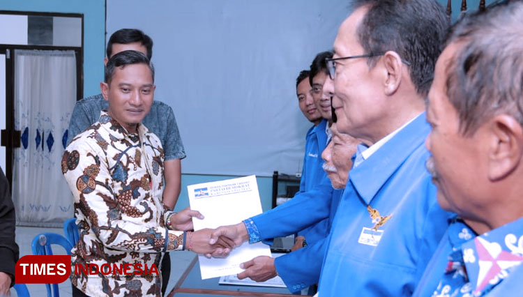 Indrata Nur Bayuaji saat mengambil formulir di DPC Partai Demokrat Pacitan. (Foto: Rojihan/TIMES Indonesia)