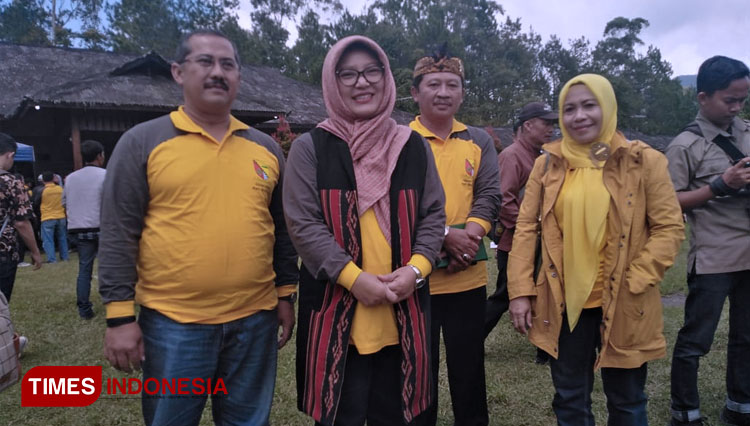 Ketua TP PKK Kabupaten Bandung Kurnia Agustina Naser (tengah), saat Jambore Pokjanal Posyandu di Kecamatan Ciwidey, Kabupaten Bandung, Jumat (14/2/20). (Foto: Iwa/TIMES Indonesia)