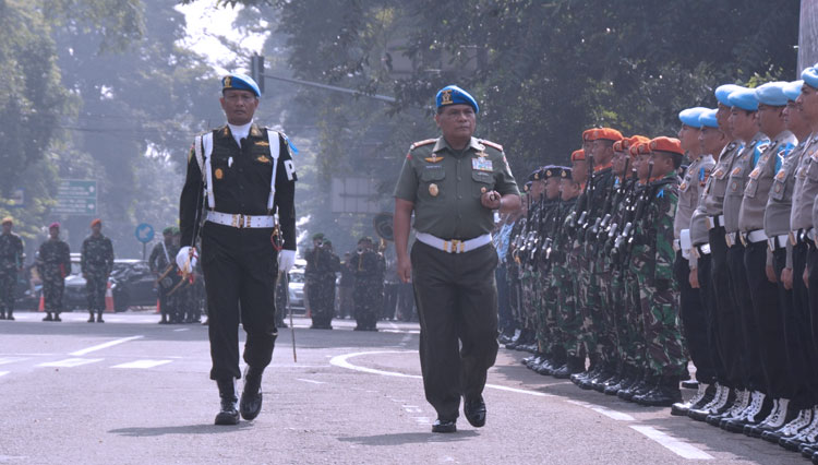 Pangdam III/Siliwangi Mayjen TNI Nugroho Budi Wiryanto memimpin upacara Gelar Operasi Gaktib dan Operasi Yustisi, di depan Gedung Sate, Kota Bandung, Jumat (14/2/20). (FOTO: Istimewa)