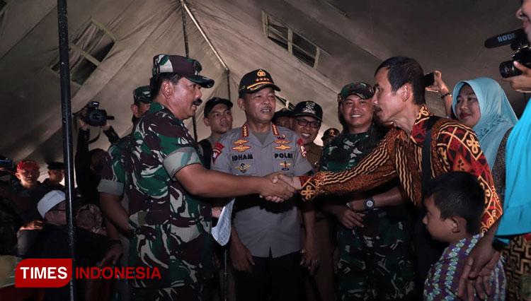 Panglima TNI Marsekal Hadi Tjahjanto dan Kapolri Jenderal Idham Aziz saat berada di pusat onservasi WNI di Natuna, Kamis (13/2/2020). (Foto: Puspen TNI/TIMES Indonesia)
