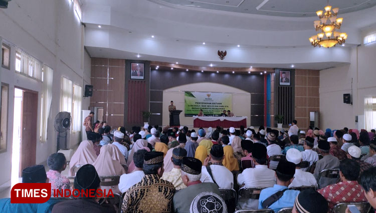 Kegiatan penyerahan bantuan kepada para guru ngaji, imam mesjid dan guru DTA, di Aula Islamic Center Majalengka. (Foto: Jaja Sumarja/TIMES Indonesia)