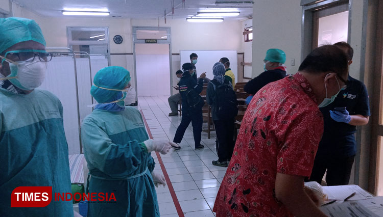 Petugas rumah sakit RSUD dr Koesnadi saat melakukan pemeriksaan terhadap empat mahasiswa asal Bondowoso yang pulang dari China (FOTO: Moh Bahri/TIMES Indonesia).