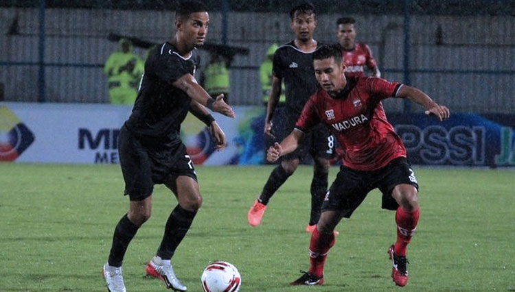 Aksi Renan Silva (kiri) dalam laga pramusim Piala Gubernur Jawa Timur antara Madura United kontra Bhayangkara FC di Stadion Gelora Bangkalan, Madura, Senin (10/2/2020). (FOTO: MEDIA BHAYANGKARA)