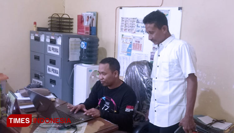 Prima Aequina Ketua KPU Ngawi dan Suyatno dari Bawaslu melihat data hasil seleksi PPK. (Foto: Ardian Febri Tri H/TIMESIndonesia) 