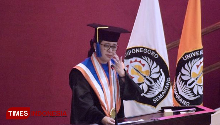 Ketua DPR RI Puan Maharani saat menerima  gelar Doktor Honoris Causa dari Universitas Diponegoro (Undip) Semarang, Jawa Tengah. (FOTO: Hasbullah/TIMES Indonesia)