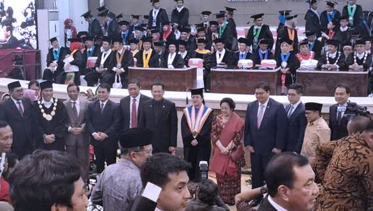 Ketua DPR RI Puan Maharni dalam Sidang Senat Akademik Penganugerahan Gelar Doktor HC di Gedung Soedarto Undip, Jawa Tengah. 
