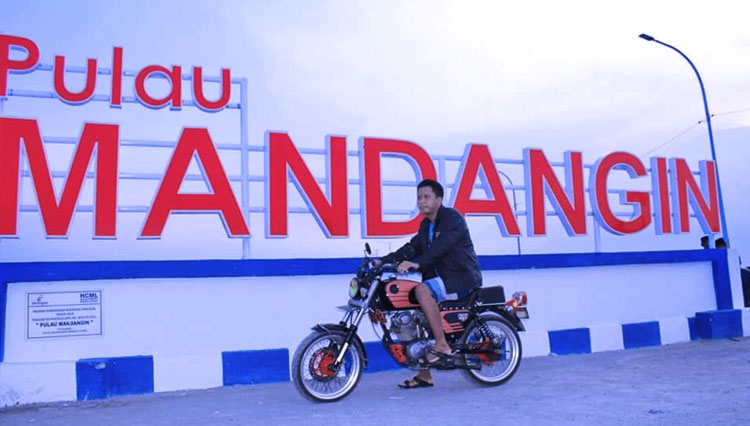 Papan nama Pulau Mandangin di Sampang kini menjadi spot foto menarik, Jumat (14/2/2020). (FOTO: Istimewa) 