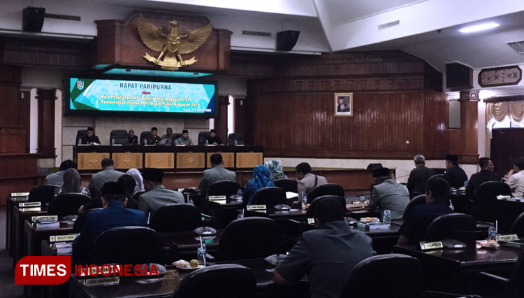 Rapat Paripurna dengan agenda pembahasan Laporan Keterangan Pertanggung Jawaban (LKPJ) akhir tahun anggaran 2019, Jumat, (14/02/2020). (Foto: Achmad Choirudin/TIMES Indonesia)