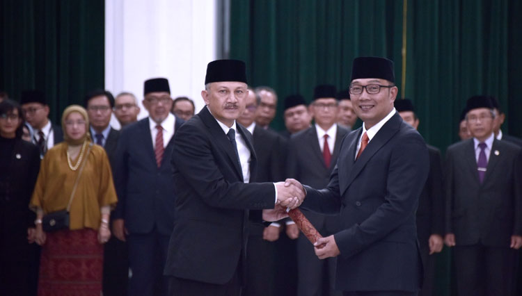 Gubernur Jabar Ridwan Kamil resmi melantik Setiawan Wangsaatmaja sebagai Sekda Jabar definitif di Gedung Sate, Kota Bandung, Jumat (14/2/20). (FOTO: Istimewa) 