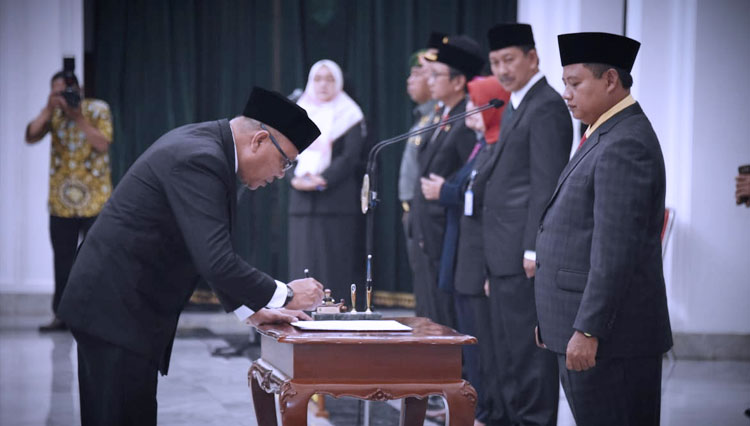 Wagub Jabar Uu Ruzhanul Ulum melantik Kusmana sebagai Kepala Perwakilan BKKBN Provinsi Jabar di Gedung Sate, Kota Bandung, Jumat (14/2/20). (FOTO: istimewa)