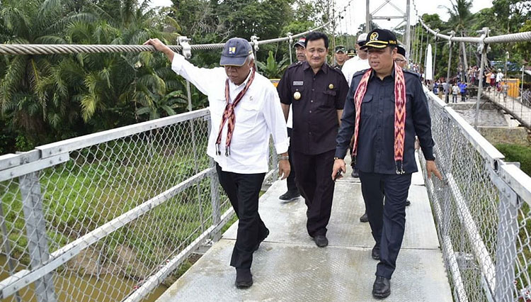 Menteri PUPR RI, Basuki Hadimuljono meresmikan  Jembatan Gantung Sungai Ensilat di Kabupaten Kapuas Hulu, Kalimantan Barat. (Foto: istimewa)