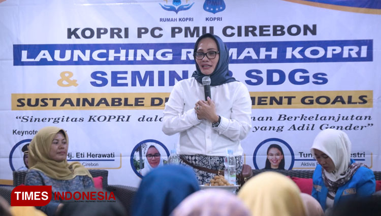 Wakil WaliKota Cirebon Eti Herawati menjadi pembicara dalam Seminar SDGs yang dilaksanakan Kopri PMII Cirebon. (FOTO: Humas Pemkot Cirebon/TIMES Indonesia)