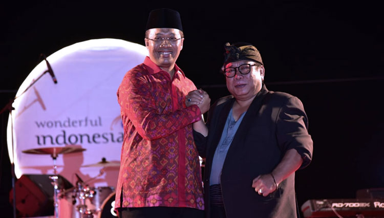 Gubernur NTB Zulkieflimansyah dan  Bupati Lombok Tengah Suhaili F.T saat menghadiri  Malam Puncak Festival Pesona Bau Nyale 2020. (FOTO: Humas Pemprov NTB for TIMES Indonesia)
