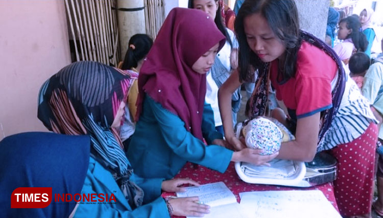 Mahasiswa KKN-PPM Kelompok 64,65,66 Unisma membantu kegiatan posyandu balita dan lansia. (FOTO: AJP TIMES Indonesia)