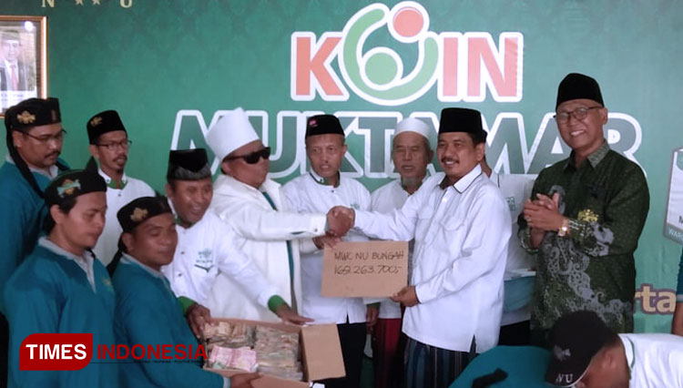 Penyerahan dana secara simbolis dari MWC NU Bungah ke PCNU Gresik. (FOTO: PCNU Gresik for TIMES Indonesia).